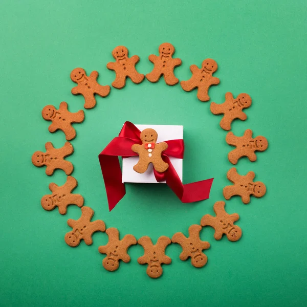 Christmas decoration and gingerbread cookies — Stock Photo, Image
