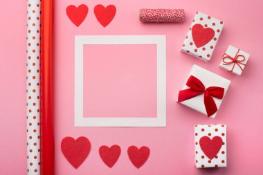 Sevgililer Günü hediye kutuları, kırmızı fiyonk ve keçeli kalpler