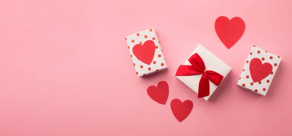 Caixas de presente Valentines, arco vermelho e corações de feltro — Fotografia de Stock