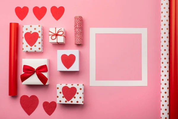 Подарункові коробки Валентина, червоний лук і відчутні серця — стокове фото