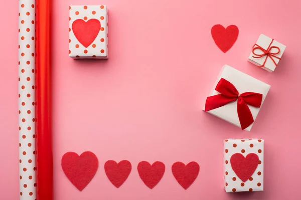 Valentines dárkové krabice, červená mašle a plstěná srdce — Stock fotografie