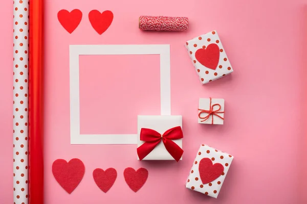 Caixas de presente Valentines, arco vermelho e corações de feltro — Fotografia de Stock