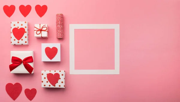 Valentines dárkové krabice, červená mašle a plstěná srdce — Stock fotografie