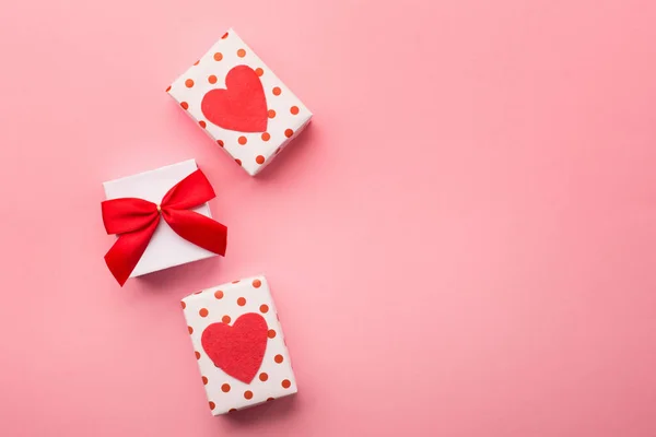 Cajas de regalo de San Valentín, arco rojo y corazones de fieltro — Foto de Stock