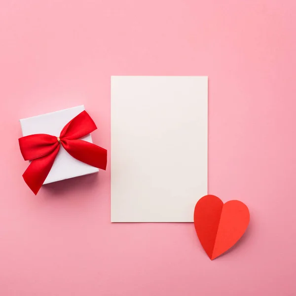 Boxe presente Valentines, cartão branco, arco vermelho e corações de feltro — Fotografia de Stock