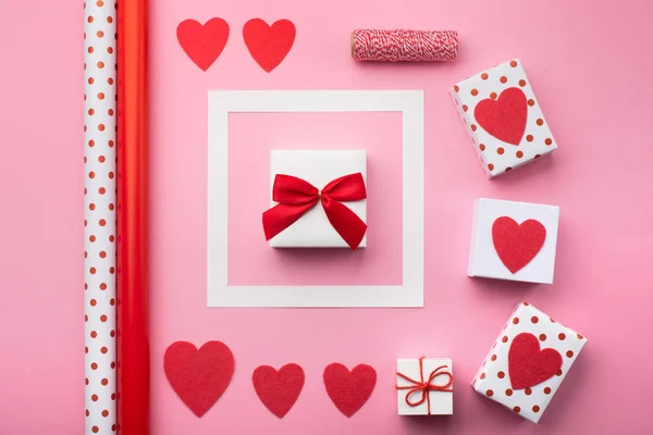 Valentin ajándékdobozok, piros masni és nemezszív — Stock Fotó