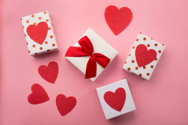 Cajas de regalo de San Valentín, arco rojo y corazones de fieltro —  Fotos de Stock