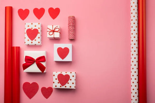 Caixas de presente Valentines, arco vermelho e corações de feltro — Fotografia de Stock