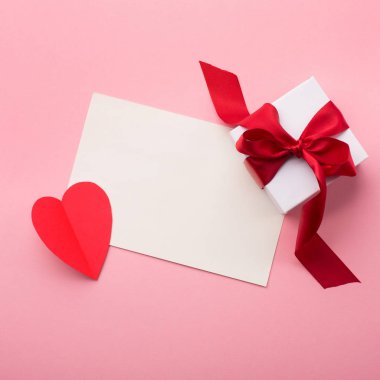 Sevgililer Günü hediye kutuları, kırmızı fiyonk ve keçeli kalpler