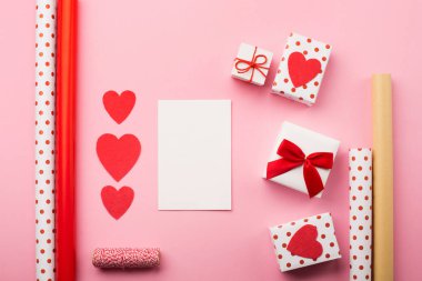 Sevgililer Günü hediye kutuları, kırmızı fiyonk ve keçeli kalpler