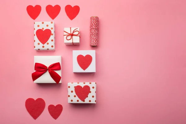 Caixas de presente Valentines, arco vermelho e corações de feltro — Fotografia de Stock