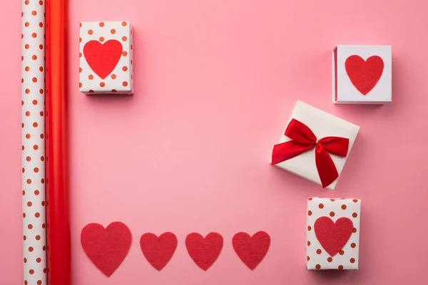 Caixas de presente Valentines, arco vermelho e corações de feltro — Fotografia de Stock