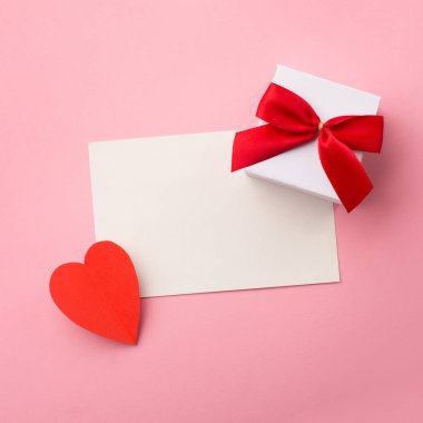 Sevgililer Günü hediye kutusu, beyaz kart, kırmızı fiyonk ve keçeli kalp.