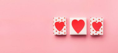 Sevgililer Günü hediye kutuları, kırmızı fiyonk ve keçeli kalpler