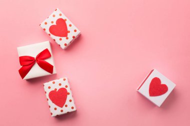 Sevgililer Günü hediye kutuları, kırmızı fiyonk ve keçeli kalpler