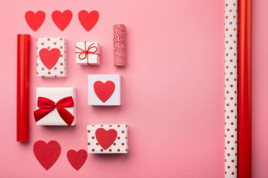 Sevgililer Günü hediye kutuları, kırmızı fiyonk ve keçeli kalpler