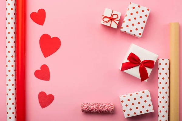 Valentines gavebokser, rød sløyfe og filthjerter – stockfoto