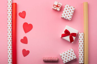 Sevgililer Günü hediye kutuları, kırmızı fiyonk ve keçeli kalpler