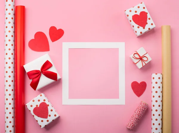 Cajas de regalo de San Valentín, arco rojo y corazones de fieltro — Foto de Stock