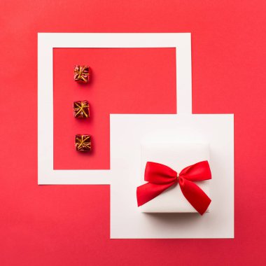 Kırmızı fiyonklu beyaz hediye kutusu