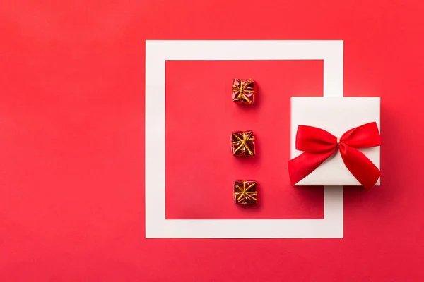 붉은 활이 달린 흰색 선물 함을 선물함 — 스톡 사진