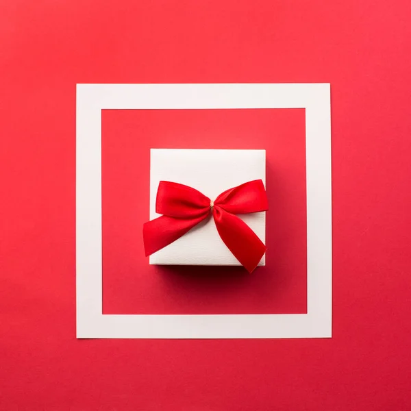 붉은 활이 달린 흰색 선물 함을 선물함 — 스톡 사진