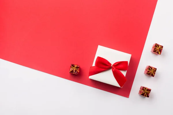 Presente confezione regalo bianca con fiocco rosso — Foto Stock
