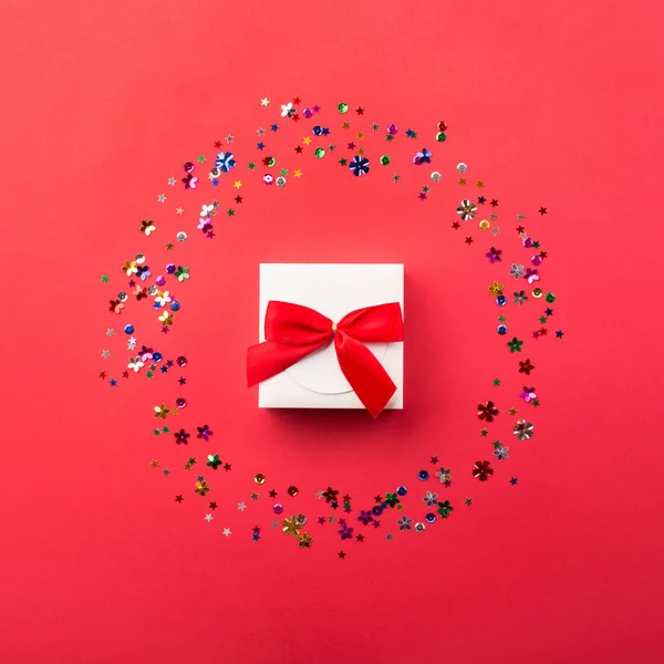 Presente caixa de presente branco com arco vermelho — Fotografia de Stock