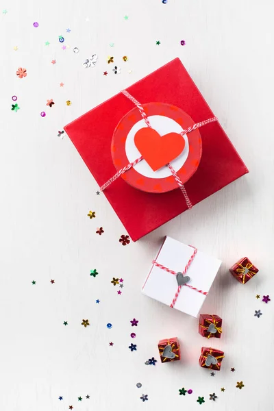 Caixa de presente vermelho presente com coração de papel vermelho — Fotografia de Stock