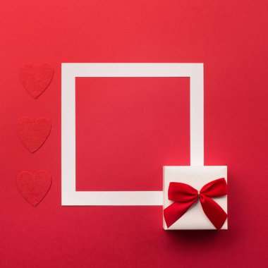 El yapımı hediye kutusu ve kırmızı kalpler.