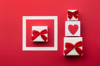 El yapımı hediye paketleri, kırmızı kalpler ve mumlar.