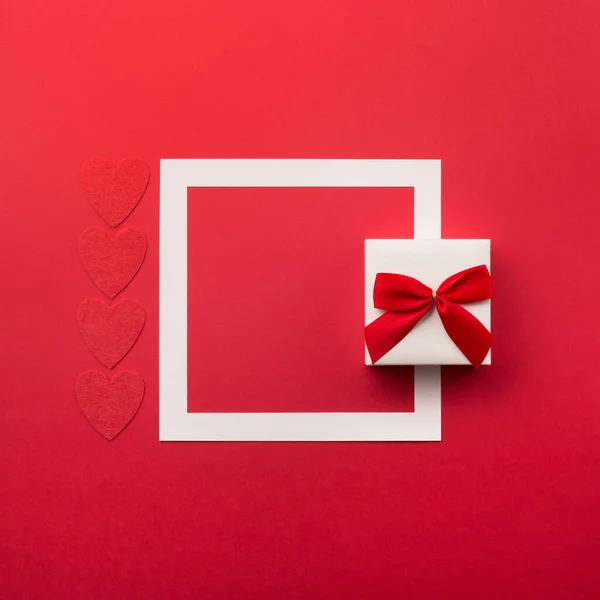 손으로 포장 한 선물 상자와 붉은 가슴 — 스톡 사진
