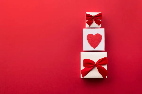 Caixas de presente Valentines, arco vermelho e corações de feltro — Fotografia de Stock