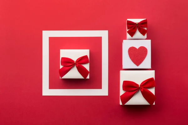 Caixas de presente embrulhadas artesanais, corações vermelhos e velas — Fotografia de Stock