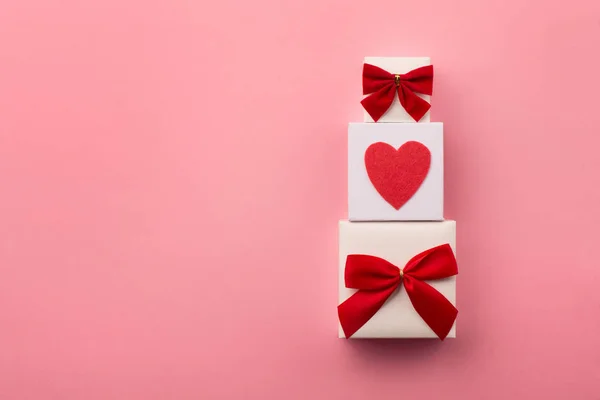 Cajas de regalo de San Valentín, arco rojo y corazones de fieltro — Foto de Stock