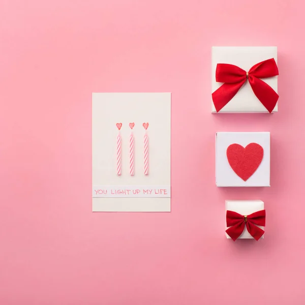 손으로 짠 선물 상자, 빨간 하트와 핑크 색등의 촛불 — 스톡 사진
