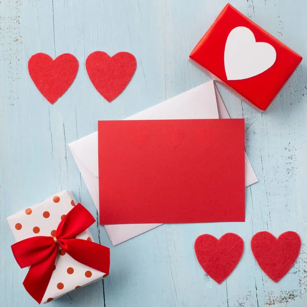 손으로 짠 선물 상자, 나무로 만든 푸른 배경의 붉은 활 — 스톡 사진