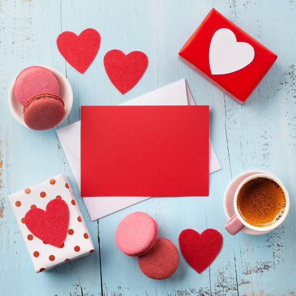 Café, macarrones y sobre de papel con corazón rojo —  Fotos de Stock