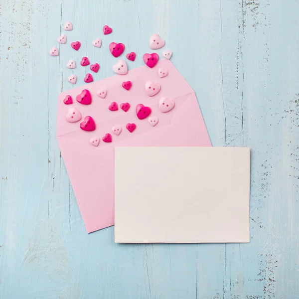 빈 종이가 들어 있는 분홍색 봉투 — 스톡 사진