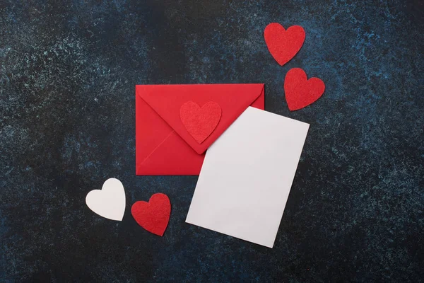Cartão vazio com envelope vermelho e corações . — Fotografia de Stock