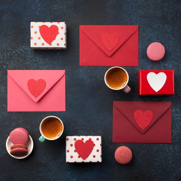 Sobres rojos, regalos y tazas de café — Foto de Stock