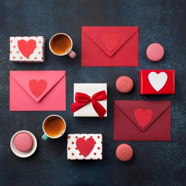 Kırmızı zarflar, hediyeler ve bir fincan kahve. — Stok fotoğraf