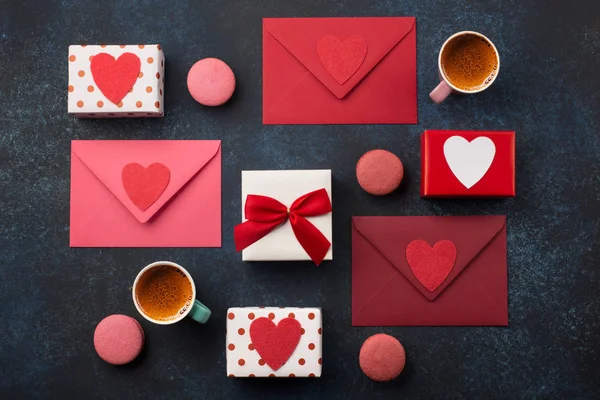 Envelopes vermelhos, presentes e xícaras de café — Fotografia de Stock