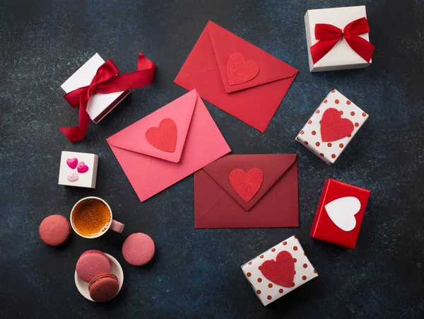 Envelopes vermelhos, presentes, xícara de café — Fotografia de Stock