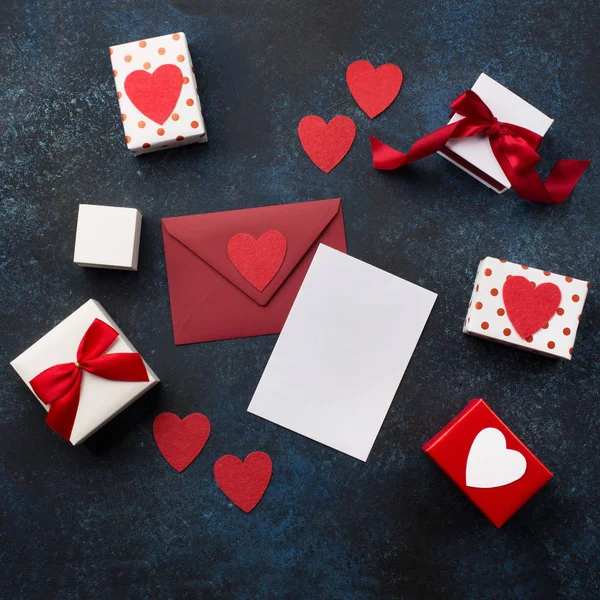 Tomma kort med röda kuvert, presenter och hjärtan — Stockfoto