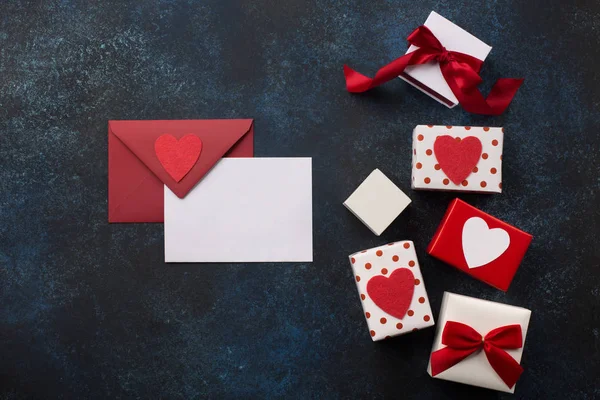 Cartão vazio com envelope vermelho, presentes e corações — Fotografia de Stock