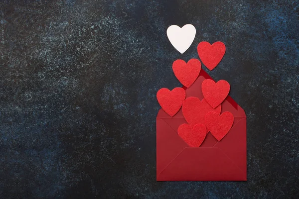 Envelope vermelho e corações no fundo azul clássico . — Fotografia de Stock