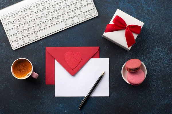 Tarjeta de felicitación en blanco del día de San Valentín, café y regalo. Trabajos de oficina —  Fotos de Stock