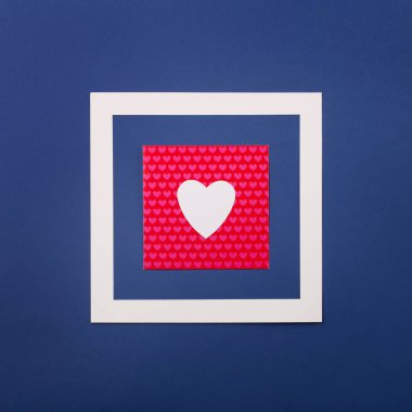 Sevgililer günün kutlu olsun ve klasik mavi üzerine beyaz kalp.