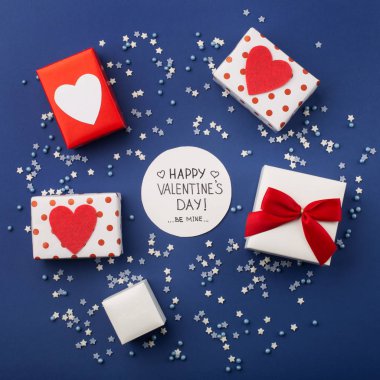 Küçük yıldızlı, hediyeli ve kırmızı kalpli Sevgililer Günü kartın kutlu olsun.